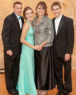 Alicia with her father, Kip (left), her mother, Jennifer, and brother, Alex -- photo courtesy of Jamie Feldman