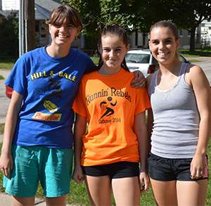 Jordan poses with Lee High School students Anna Fishman and Michelle Shephardson