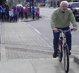 Fifth grade teacher and walk coordinator Larry Carter likes to stay ahead of the pack to be sure everything runs smoothly